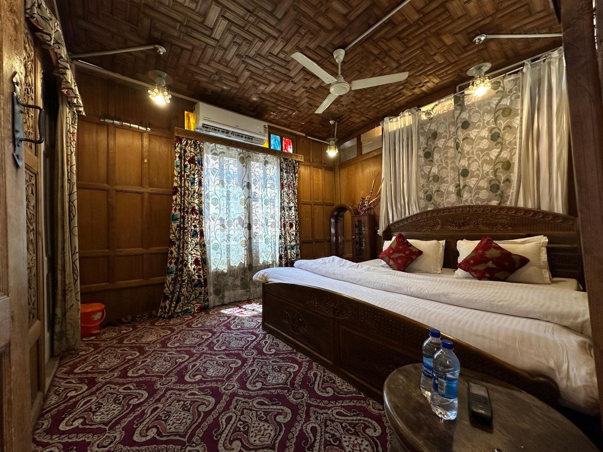 Lake Palace Group Of House Boats ศรีนาการ์ ภายนอก รูปภาพ
