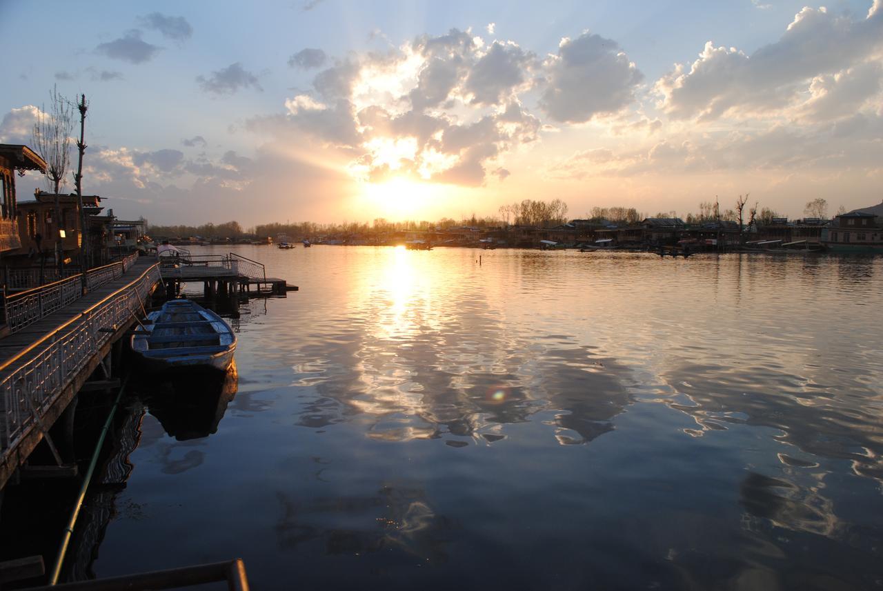 Lake Palace Group Of House Boats ศรีนาการ์ ภายนอก รูปภาพ