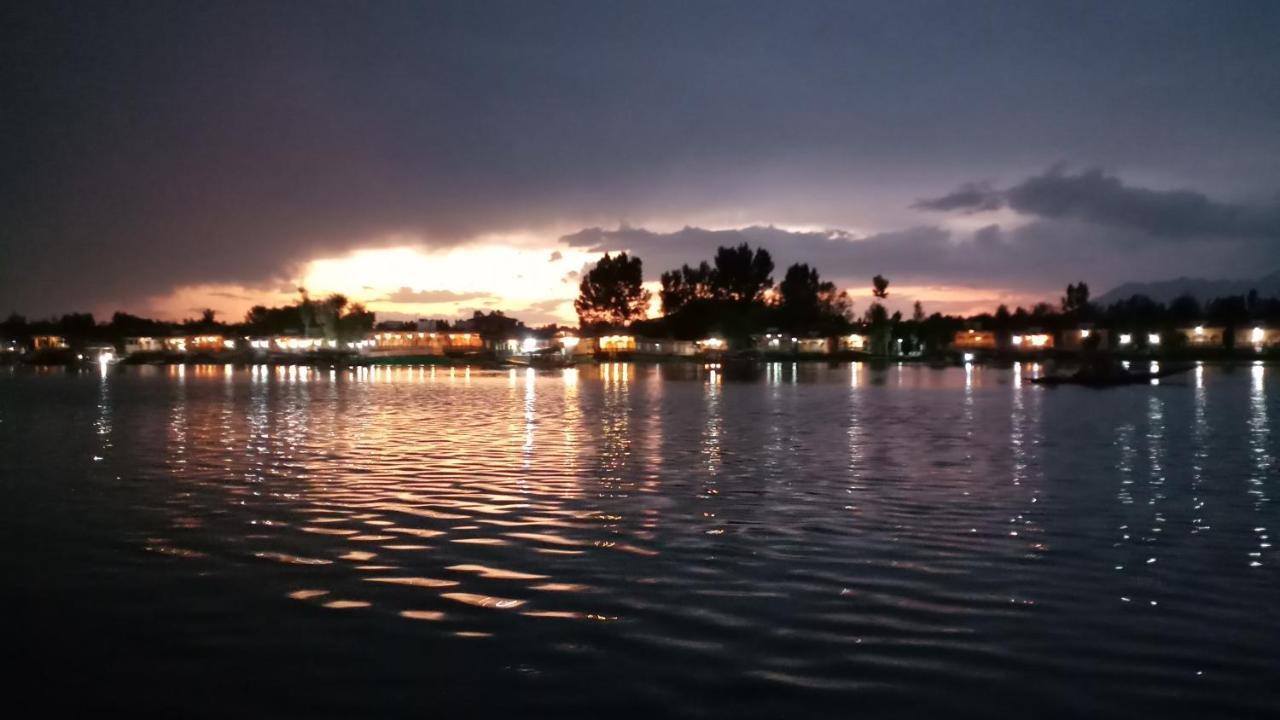 Lake Palace Group Of House Boats ศรีนาการ์ ภายนอก รูปภาพ